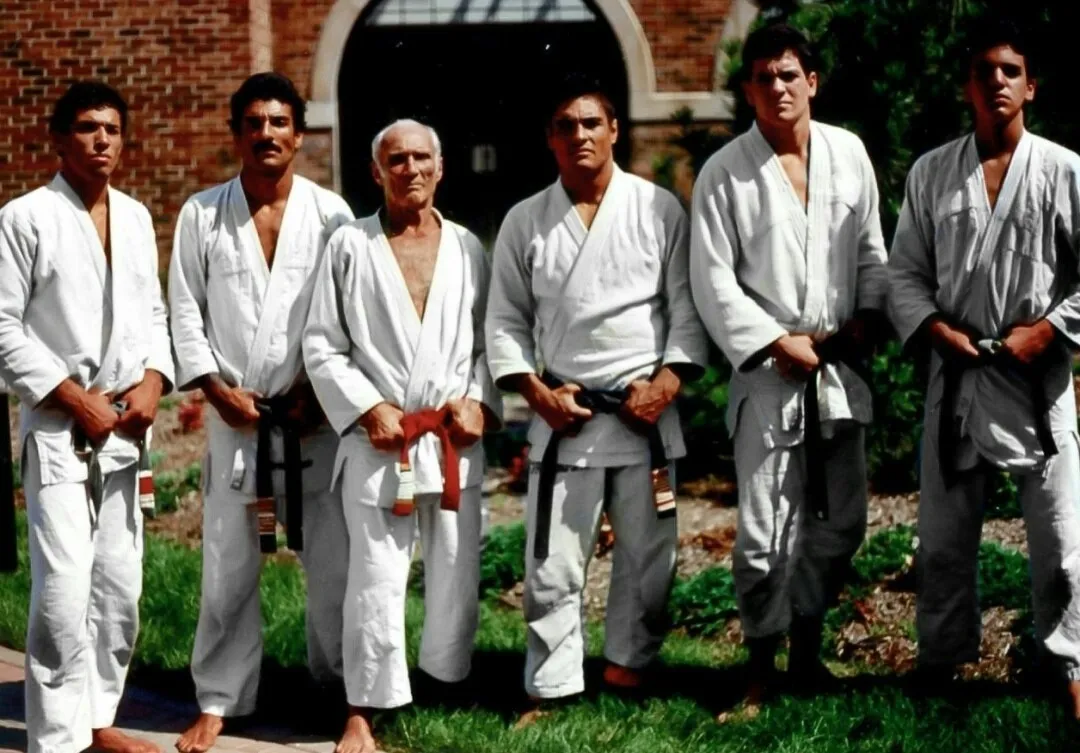 Helio Gracie standing with his sons in gis