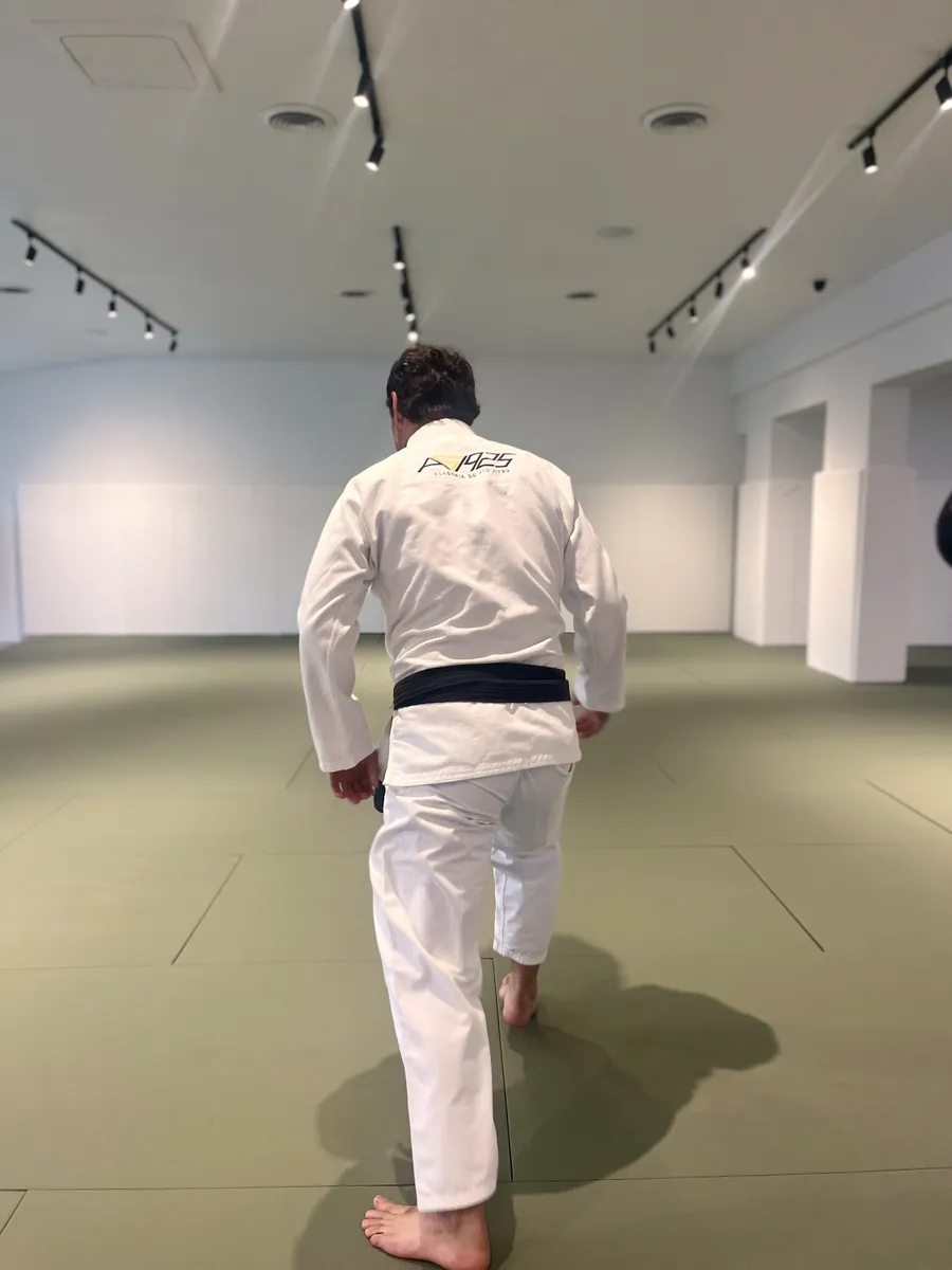 The back of the AG1925 kimono, with a black belt, on the mat