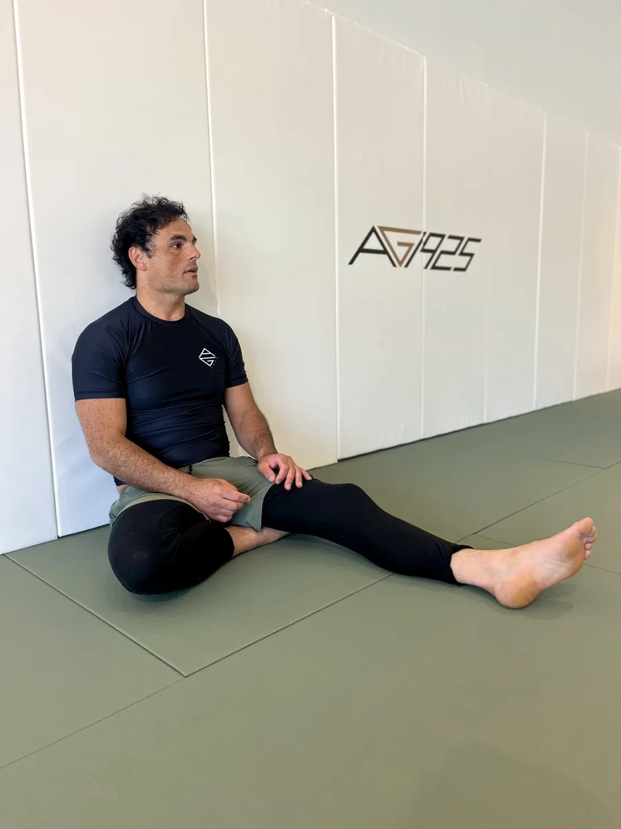 The AG1925 short-sleeve rashguard, seated against the academy wall